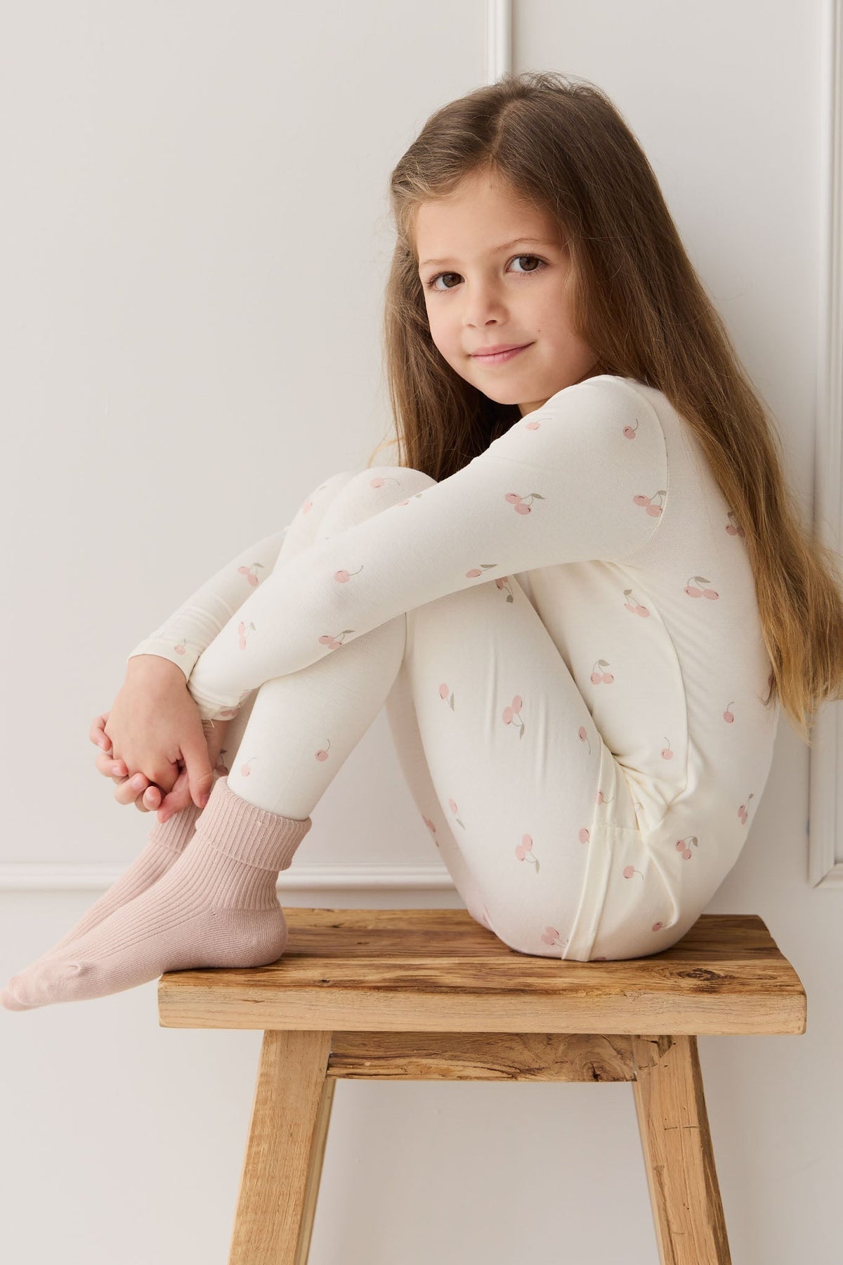 Bamboe Ari Pyjamaset met Lange Mouw - Cherry Love Parchment - Arlina kinderkleding