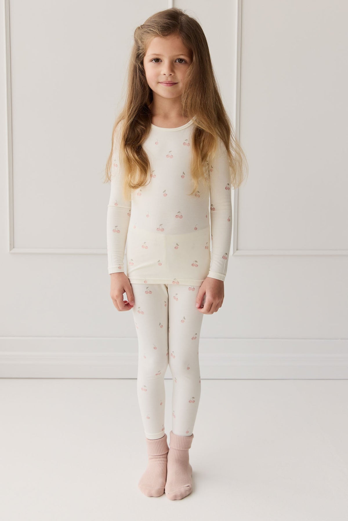 Bamboe Ari Pyjamaset met Lange Mouw - Cherry Love Parchment - Arlina kinderkleding