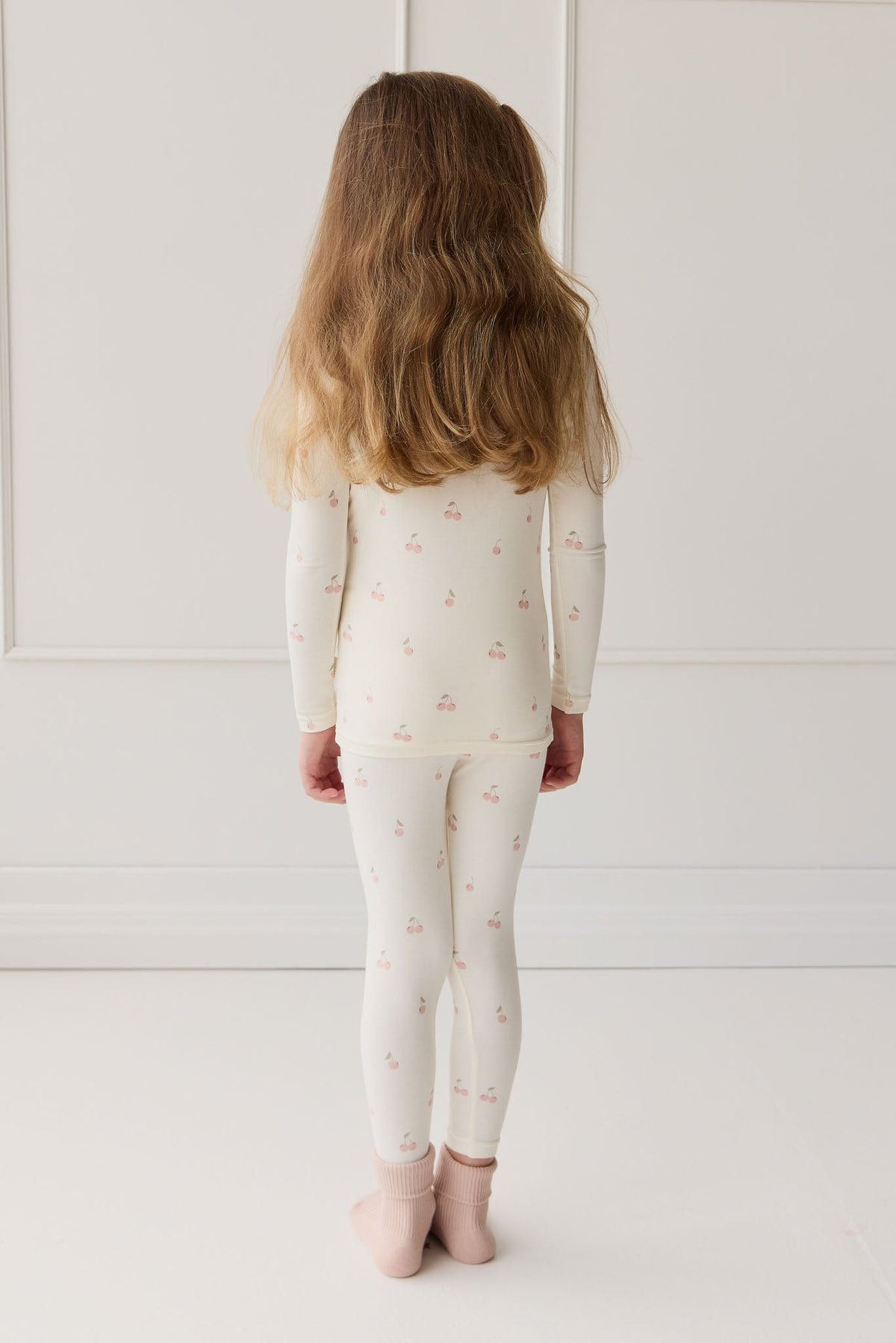 Bamboe Ari Pyjamaset met Lange Mouw - Cherry Love Parchment - Arlina kinderkleding