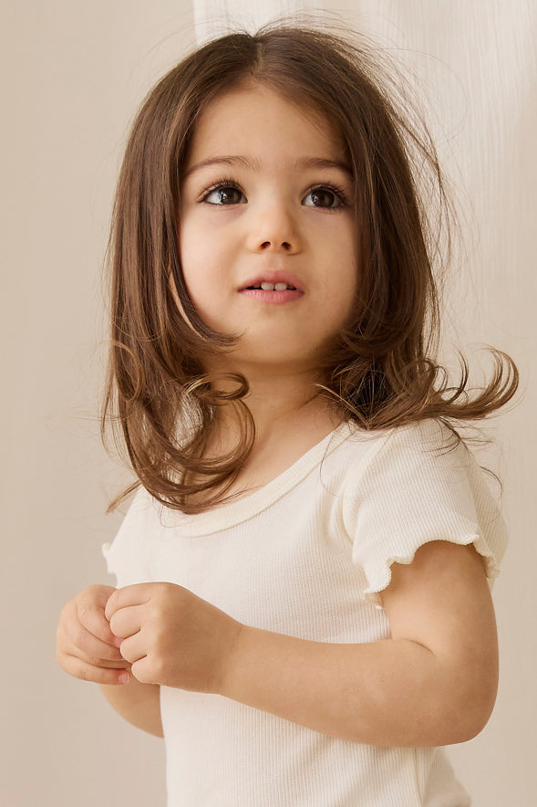 Fijn Geribd Katoenen Ines Top - Parchment - Arlina kinderkleding - hoofdfoto