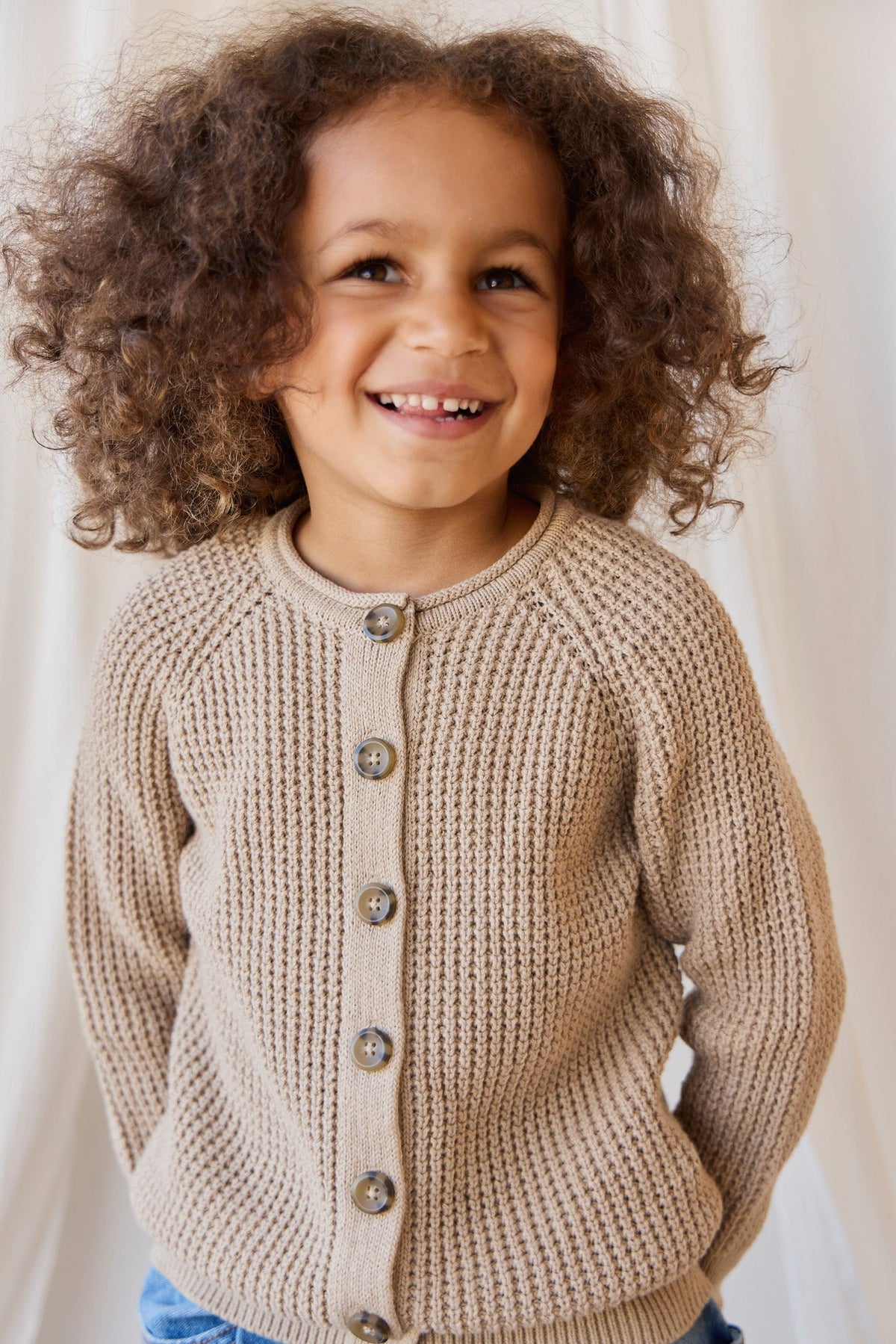 Lane Gebreid Vest - Sand Dune Marle - Arlina kinderkleding