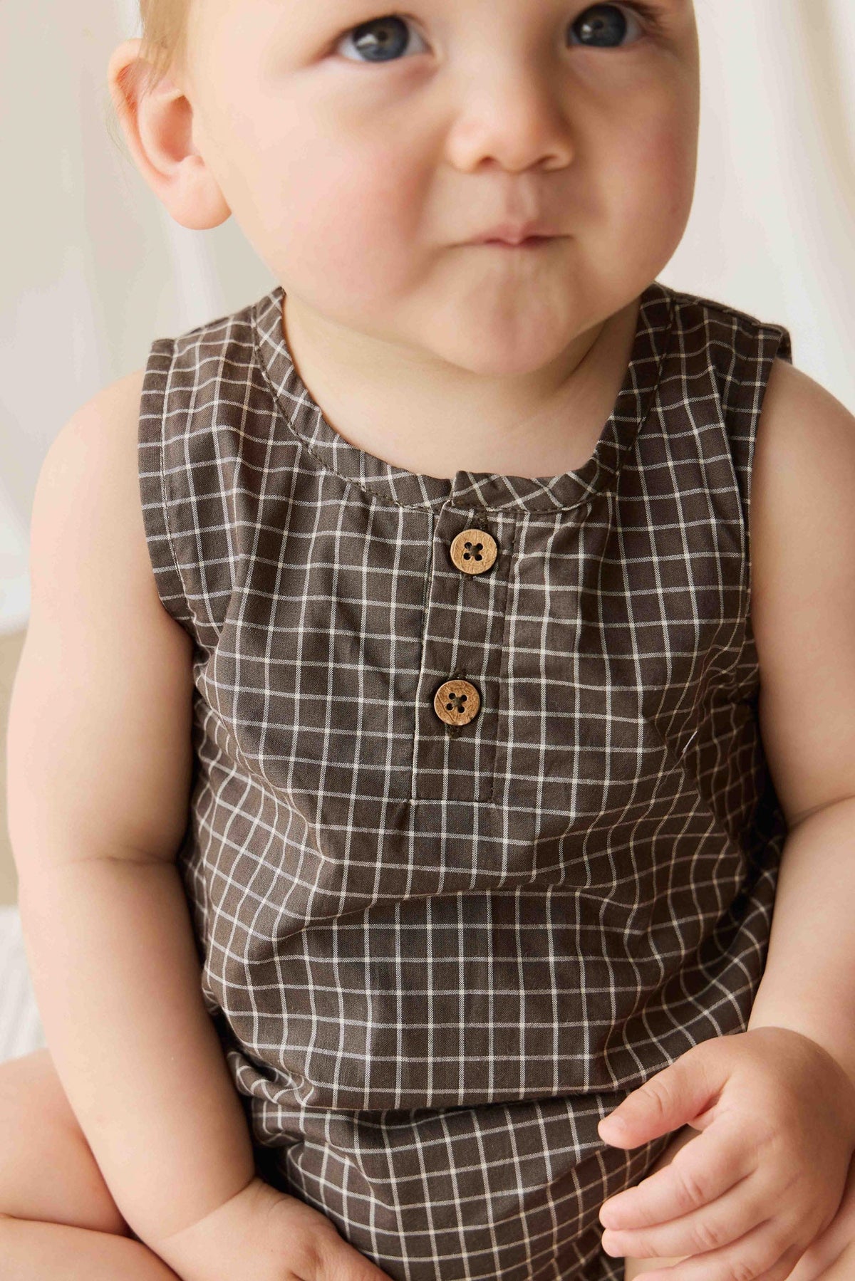Biologisch Katoenen Archie Speelpakje - Coffee Grid - Arlina kinderkleding