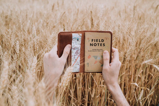 Gepersonaliseerde leren notitieboekhoes met naam gegraveerd op bruin leer