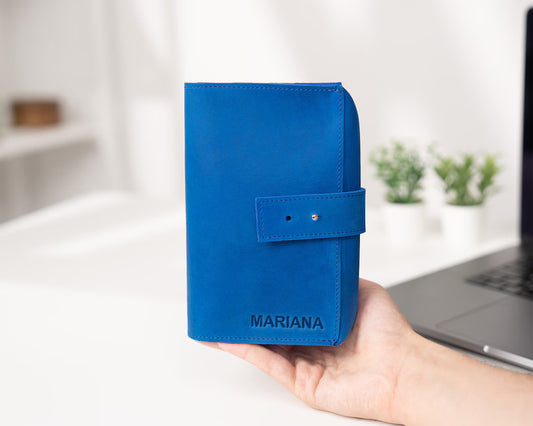 Blauwe gepersonaliseerde leren tech organizer met naam en sluiting