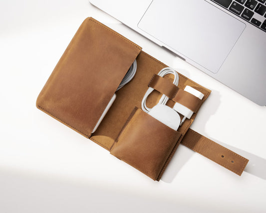 Minimalistische leren tech organizer met flapsluiting voor kabels en opladers